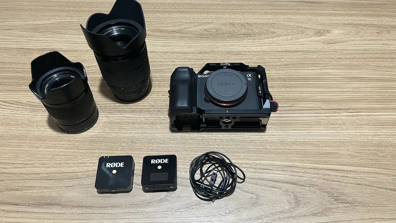 Sony A7c com lentes e microfone 