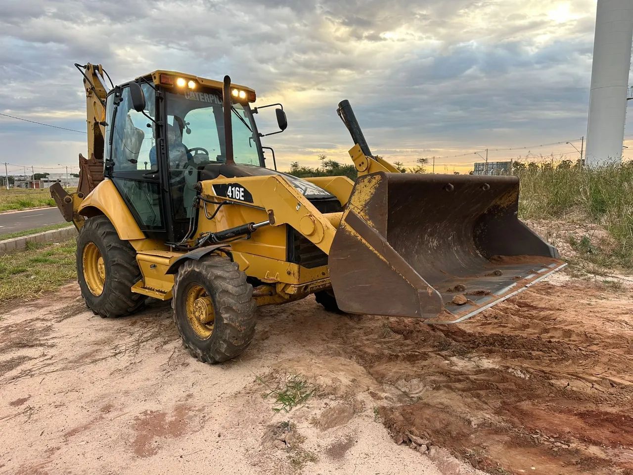 Caterpillar CAT 416E 2013 - Cabine Fechada - 6.872 Horas - Pronta para Trabalhar - Foto 2