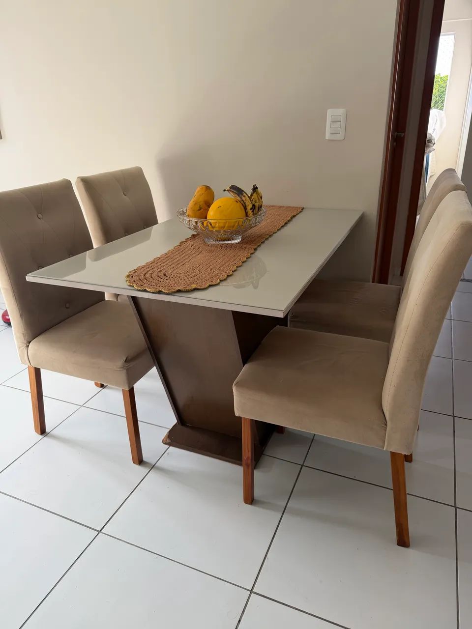 Mesa tampo de vidro, com 4 cadeiras - Foto 3