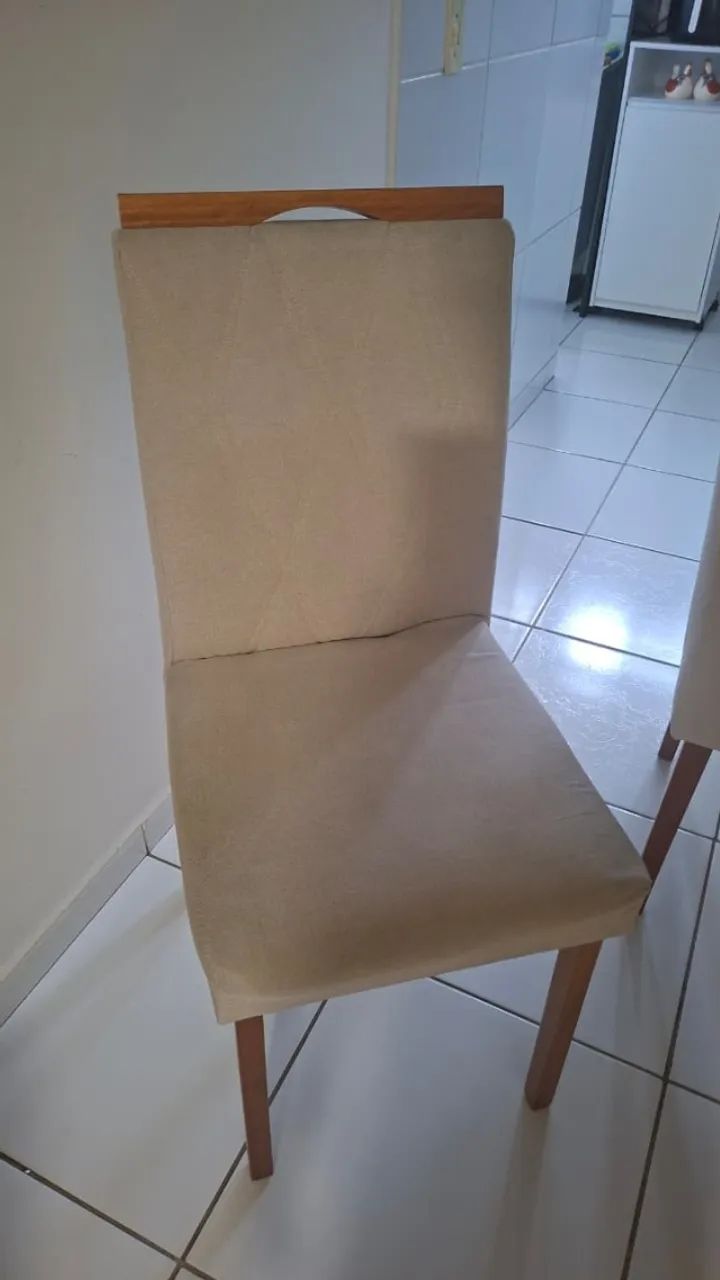 Mesa de jantar de quatro cadeiras com com tampo de vidro - Foto 3