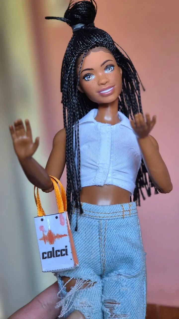 Barbie negra articulada customizada - Foto 2