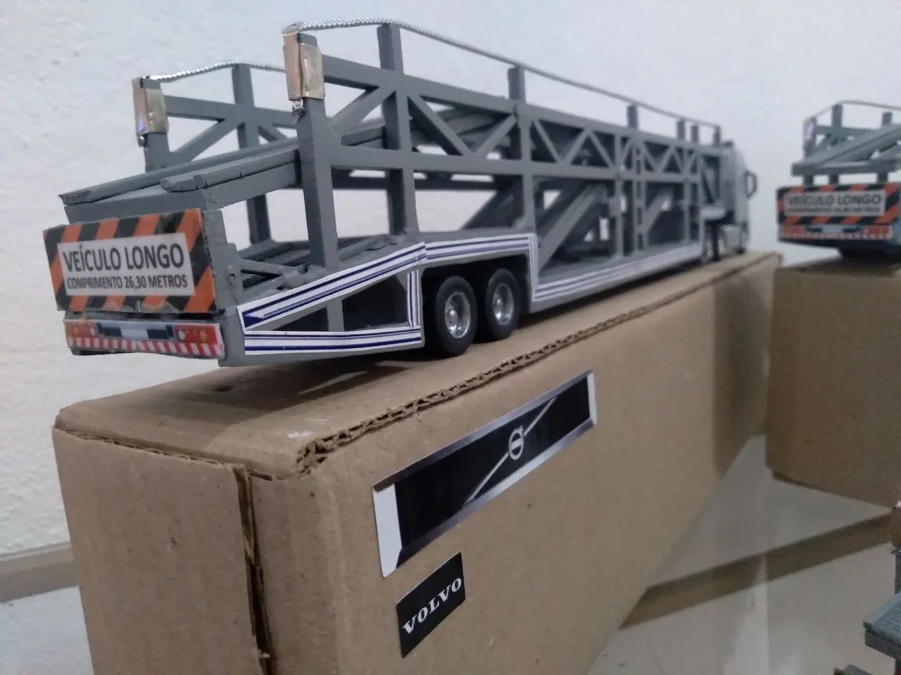 Miniatura Caminhão Cegonha Volvo Escala 1/64 - Foto 5