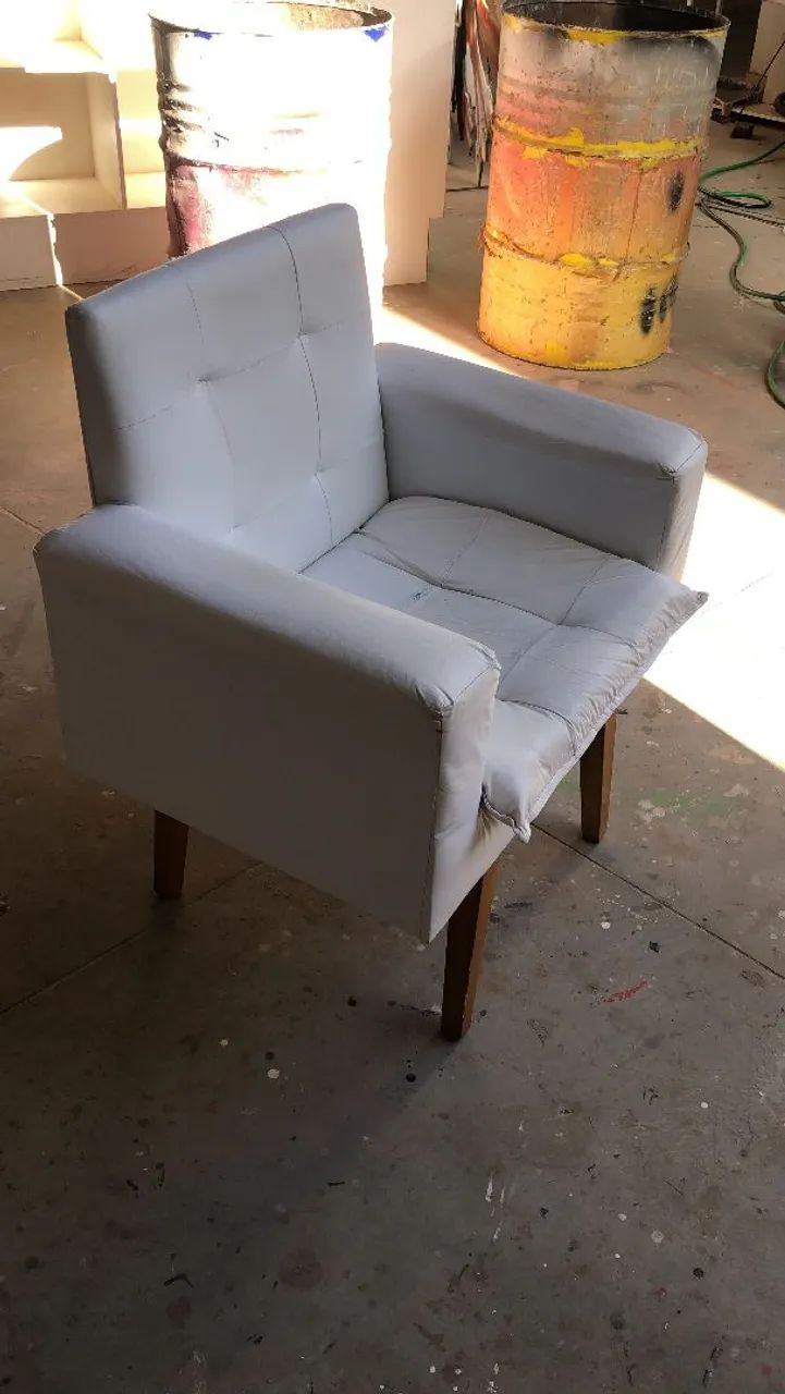 Poltrona decorativa conforto e elegância material corino branco  - Foto 3