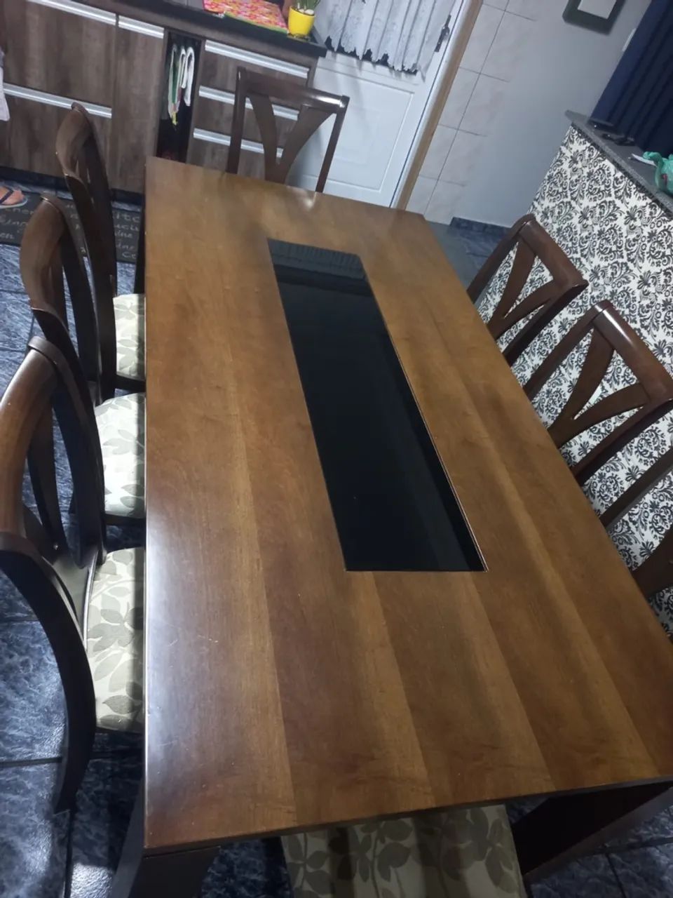 mesa de jantar de madeira com 8 cadeiras - Foto 2