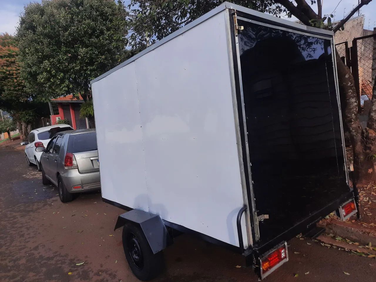 Vende-se carretinha baú