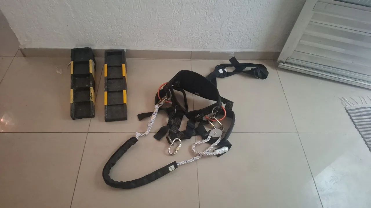 Cinto paraquedista e nivelador de escada 