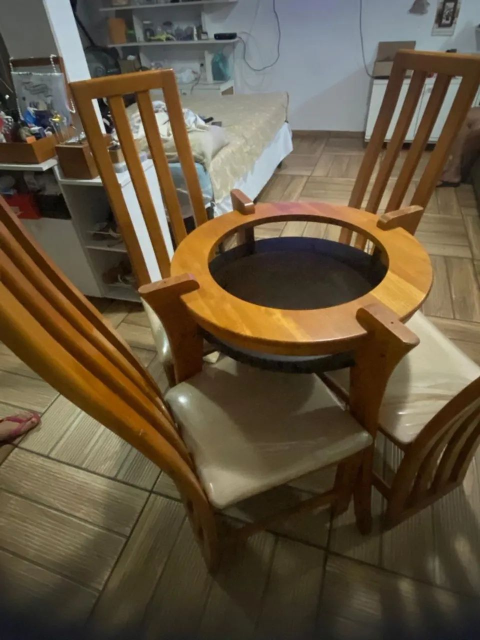 Tronco de mesa com 4 cadeiras.
