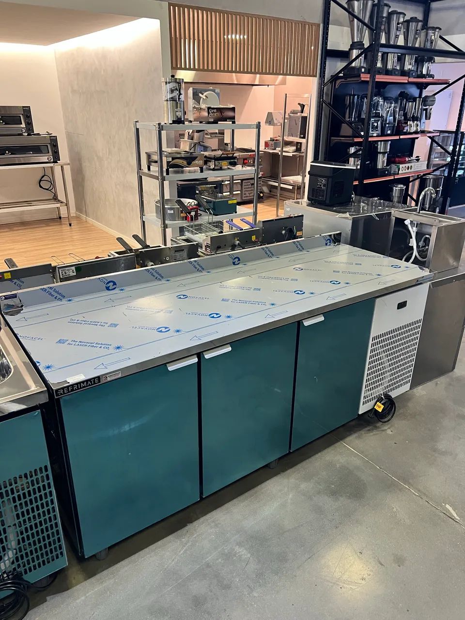 Balcão de serviço refrigerado liso 2m com 3 portas novo pronta entrega 