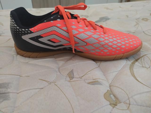 Chuteira umbro futsal usada apenas 2 vezes - Foto 3