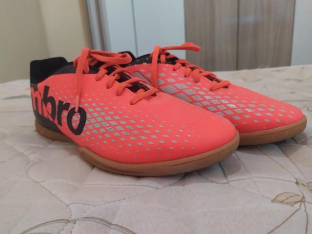 Chuteira umbro futsal usada apenas 2 vezes - Foto 2