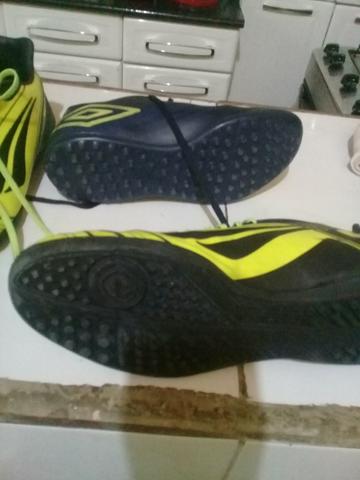 Vendo duas chuteiras um 36 e uma 40 pra soc - Foto 2
