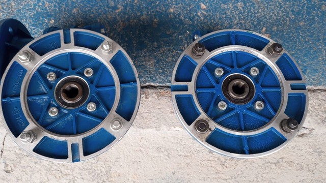 Redutor de velocidade redução 1/100.