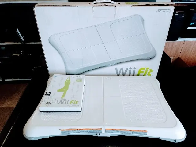 Wii Fit Plus Balance Board com 2 Jogos - Nintendo Wii Usado