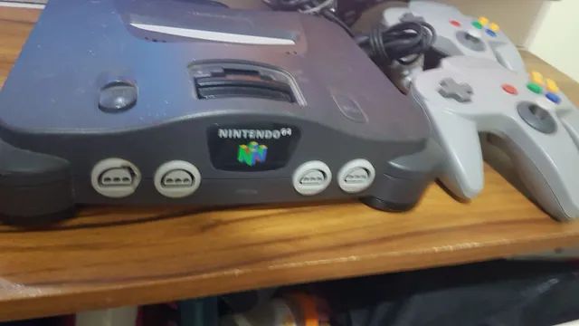 Nintendo 64 com 2 controles vendo no estado das fotos