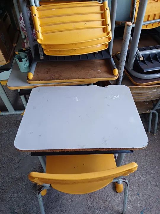 10 conjuntos  com cadeiras e mesas escolares. 