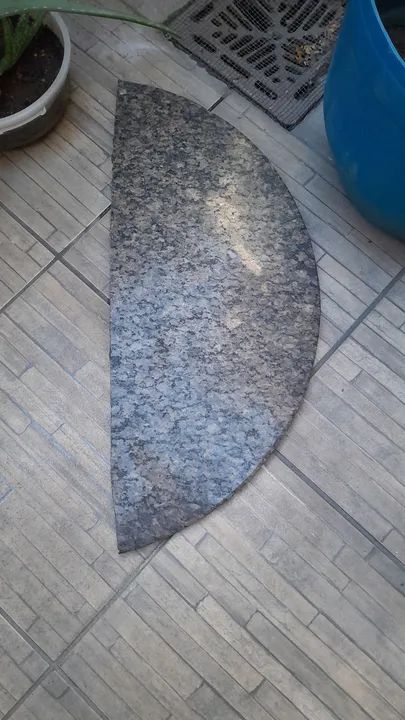 Pedra de granito ocre no formato meia lua 78x33x2 cm - Foto 4