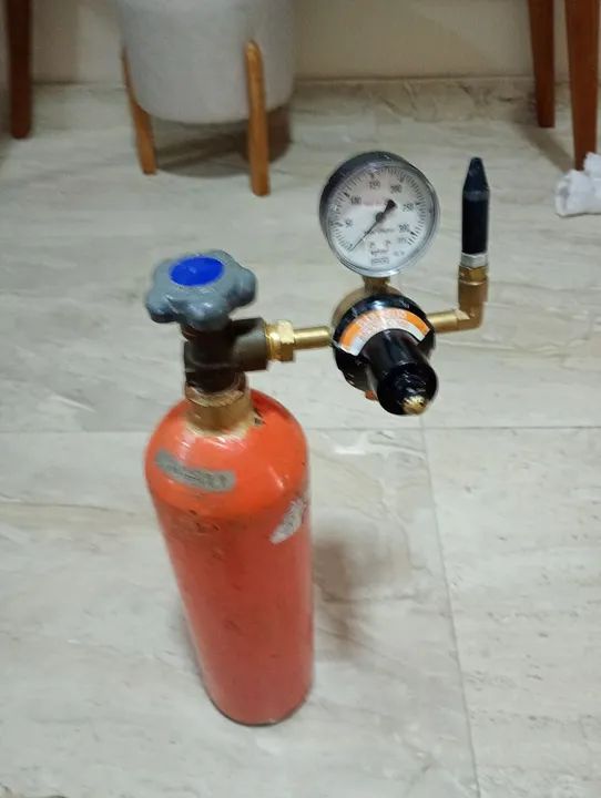 Cilindro de gás hélio com regulador e manômetro
