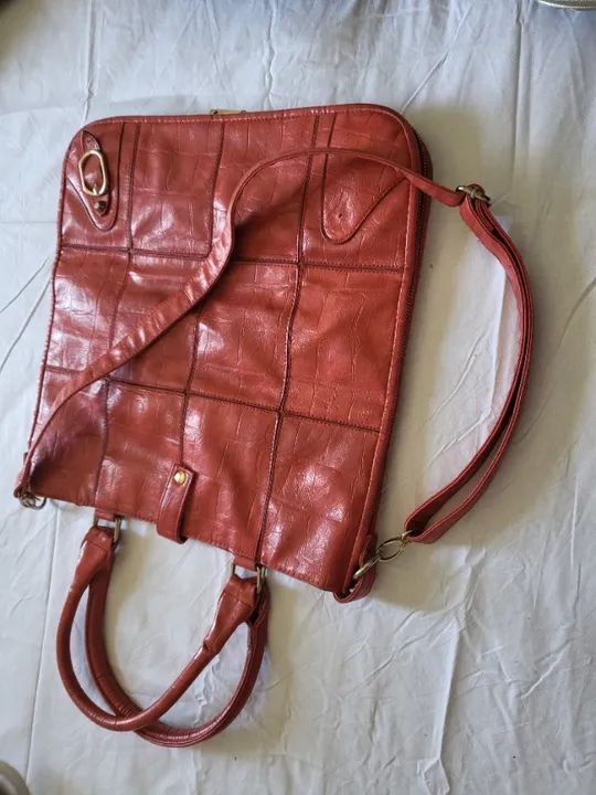 Bolsa vermelha com alça para usar tambem atravessada. 