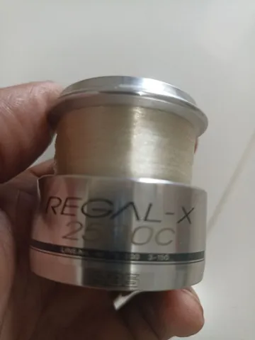 Carretel molinete Daiwa Regal -x 2500c