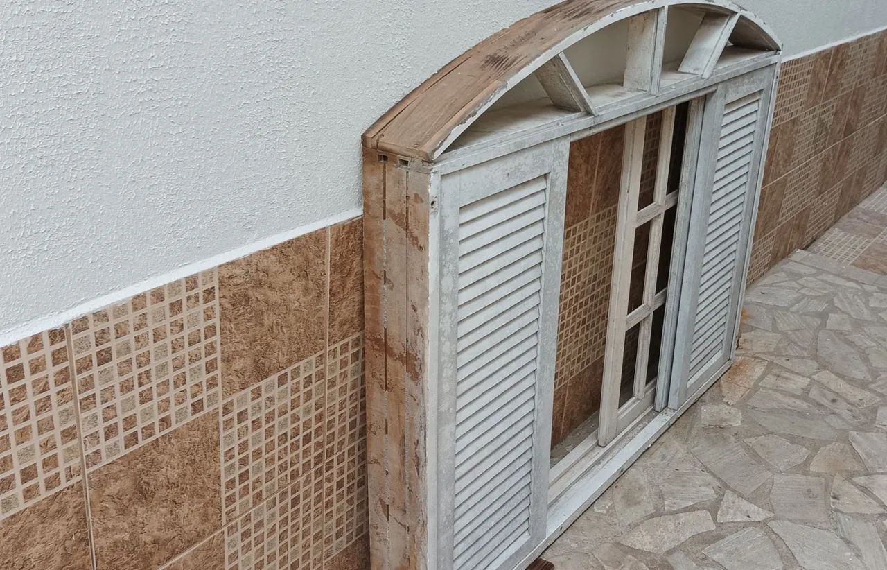 Janela de madeira em arco - Foto 2