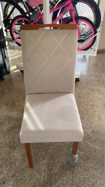 Cadeiras em madeira maciça ( novas. )