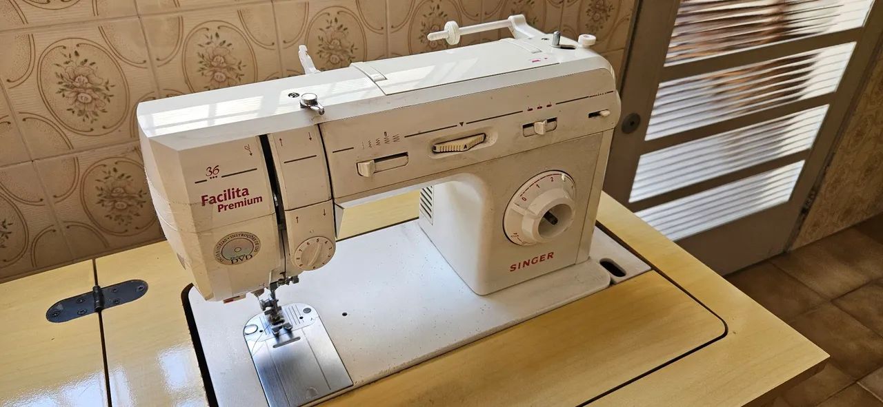 Máquina de Costura Singer com Gabinete - Foto 2
