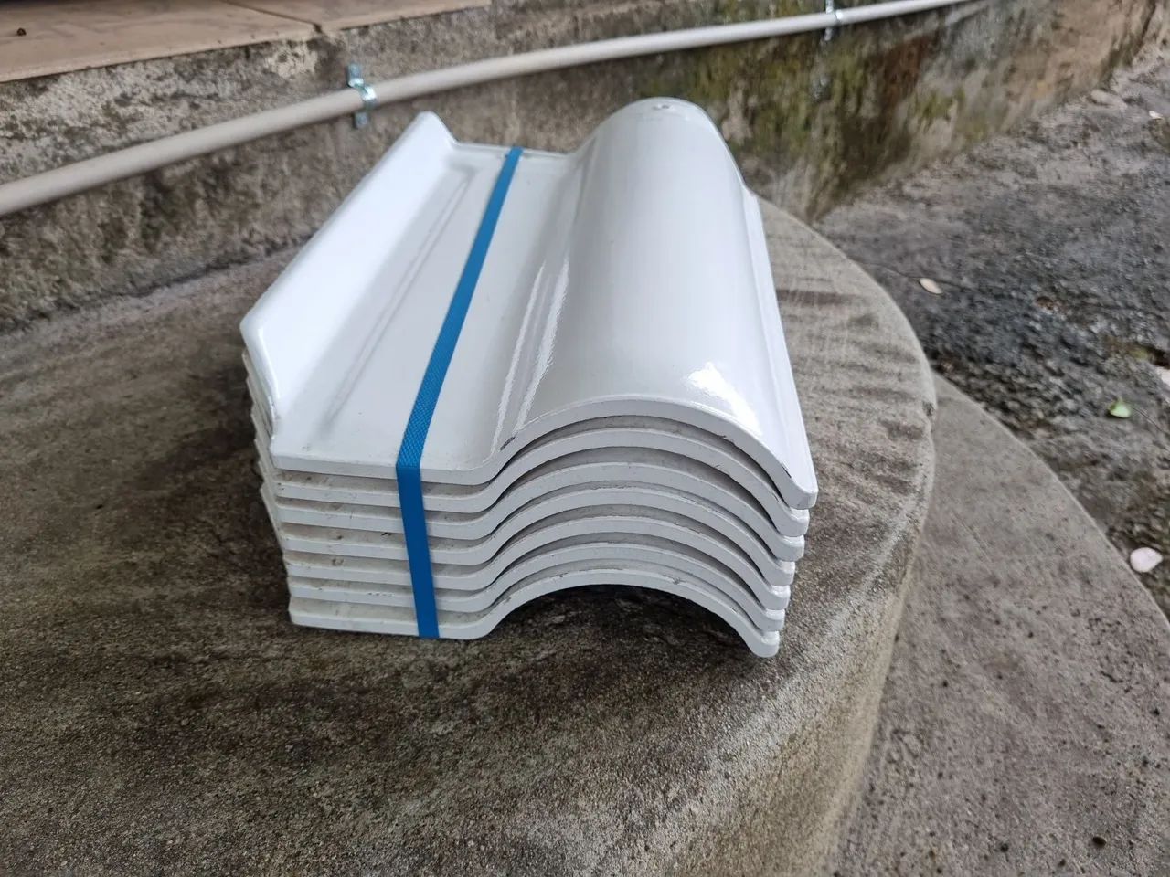 Selling 1300 white one-phase roof tiles brand Tetogres, all in original packaging, new64617966249474121