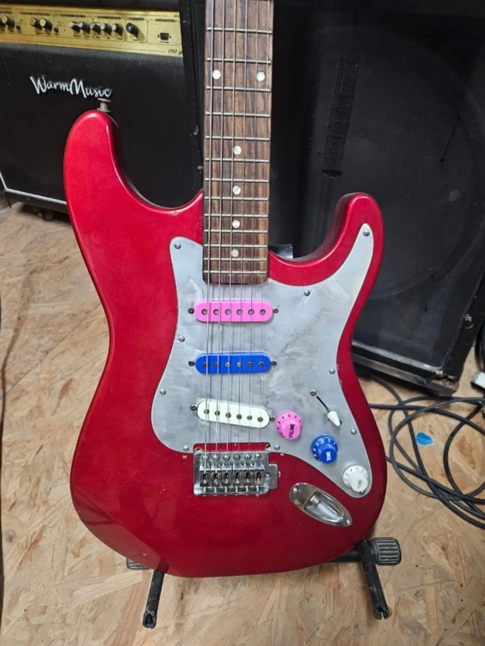 Guitarra montada (Aria Pro)