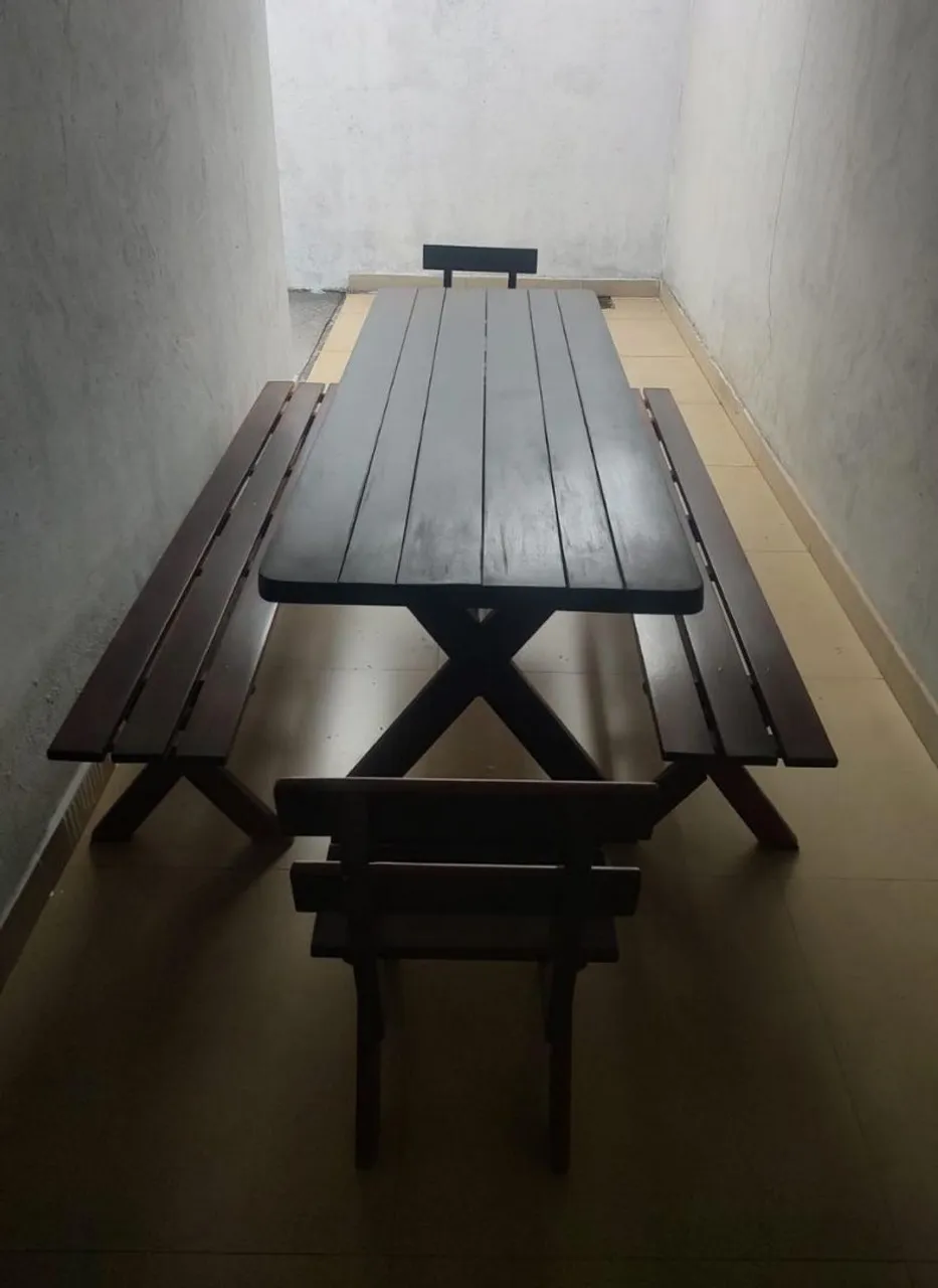 Conjunto de mesa e bancos de madeira