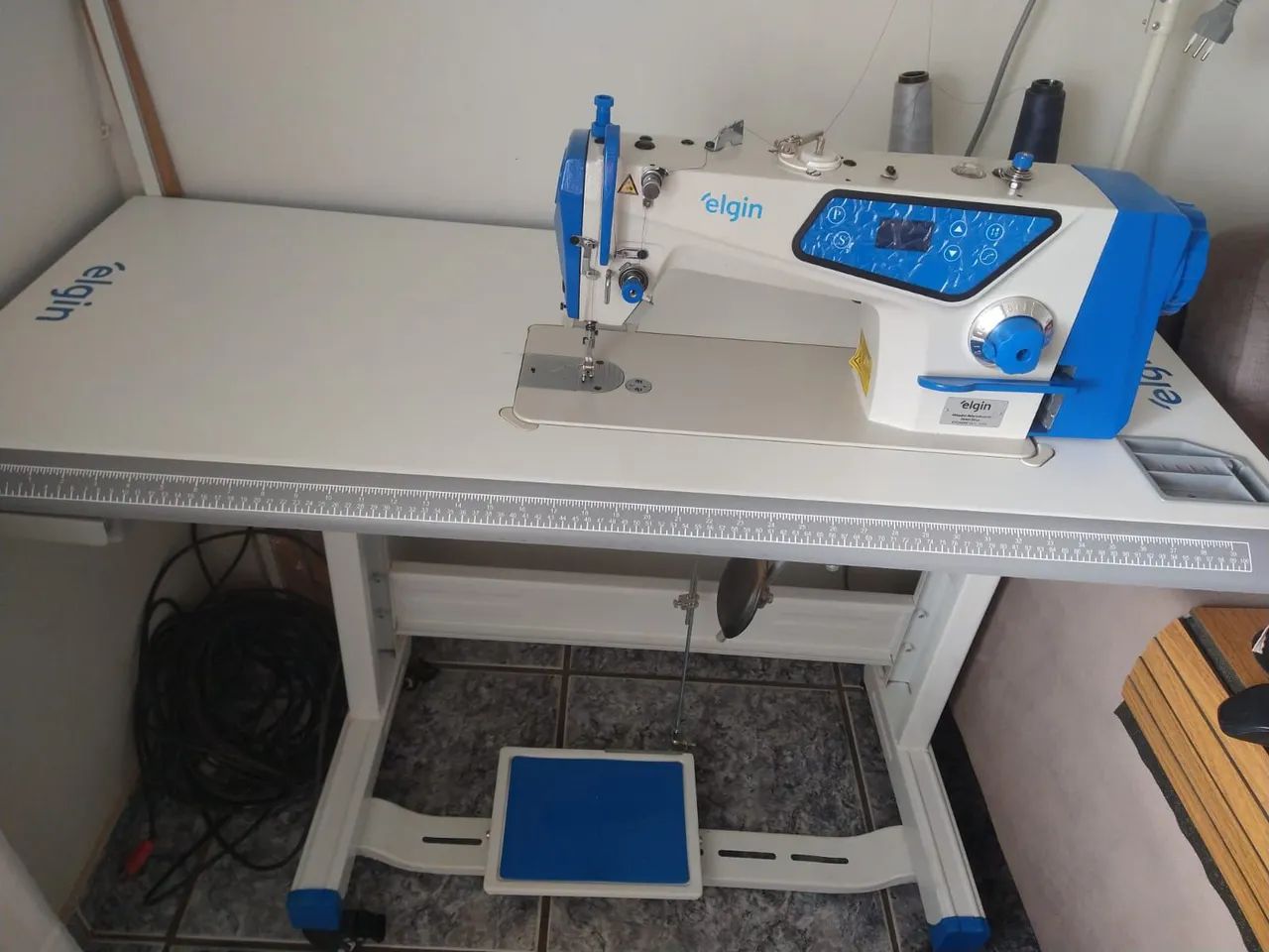 Máquina de costura Elgin Reta