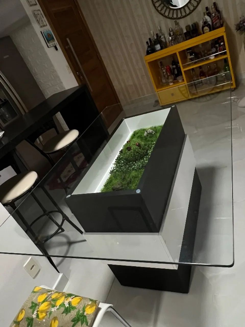 Vendo uma Mesa de Jantar p/ 6 lugares + 4 Cadeiras  - Foto 3