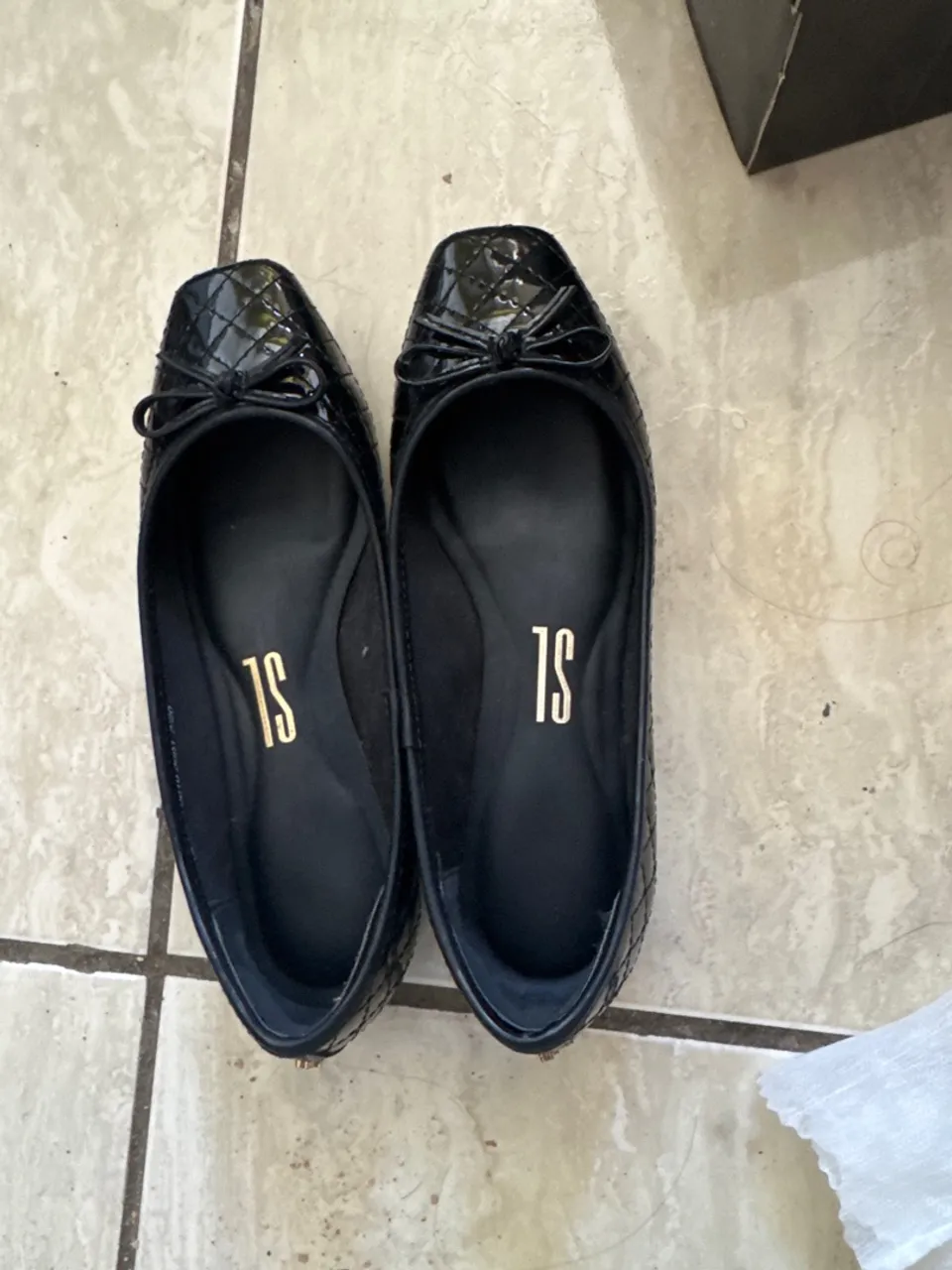 Sapatilha preta com detalhe em laço