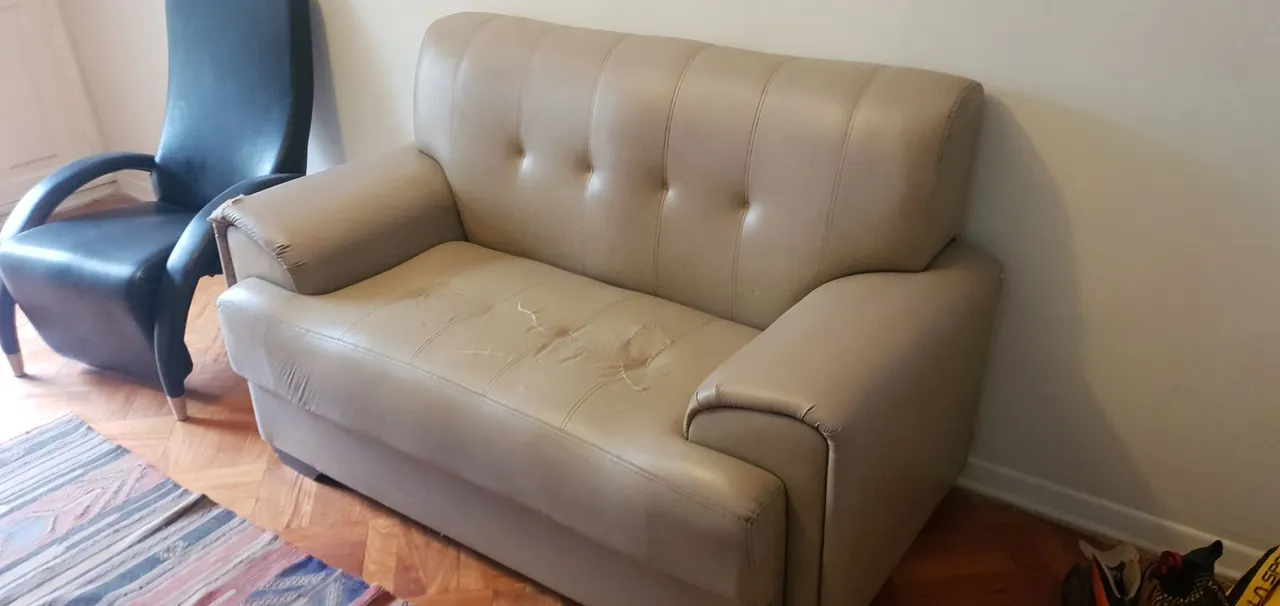 Sofá de 2 lugares em courino bege