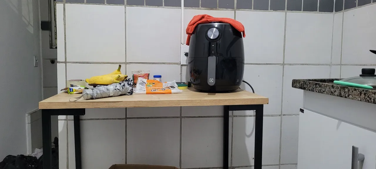 Mesa de madeira com estrutura de metal