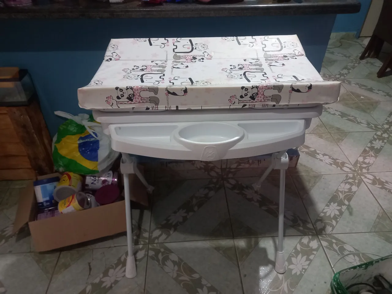 Trocador de bebê com estrutura dobrável