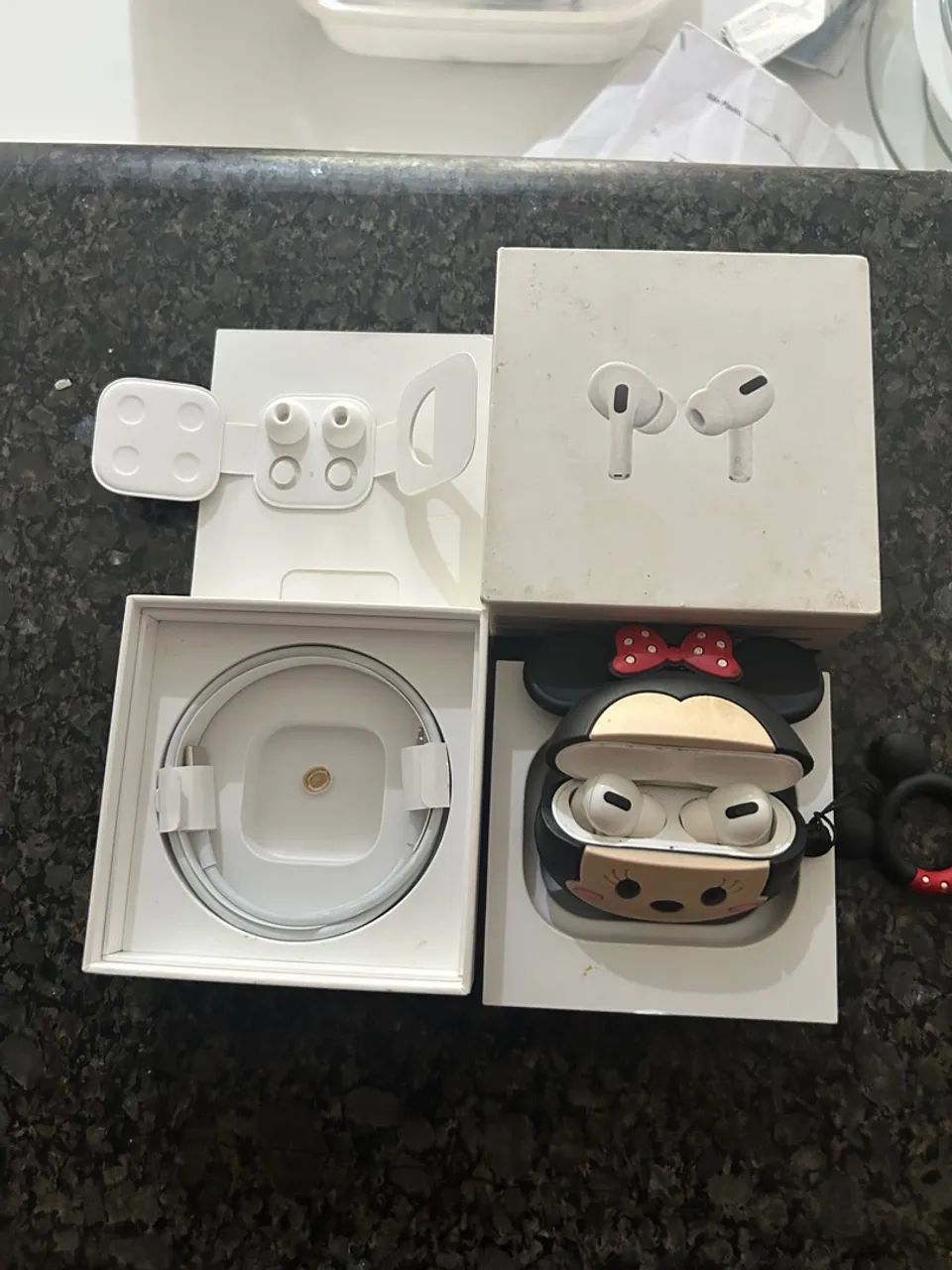 AirPods Pro com Case Mickey Mouse - AirPods Pro de 1ª geração.