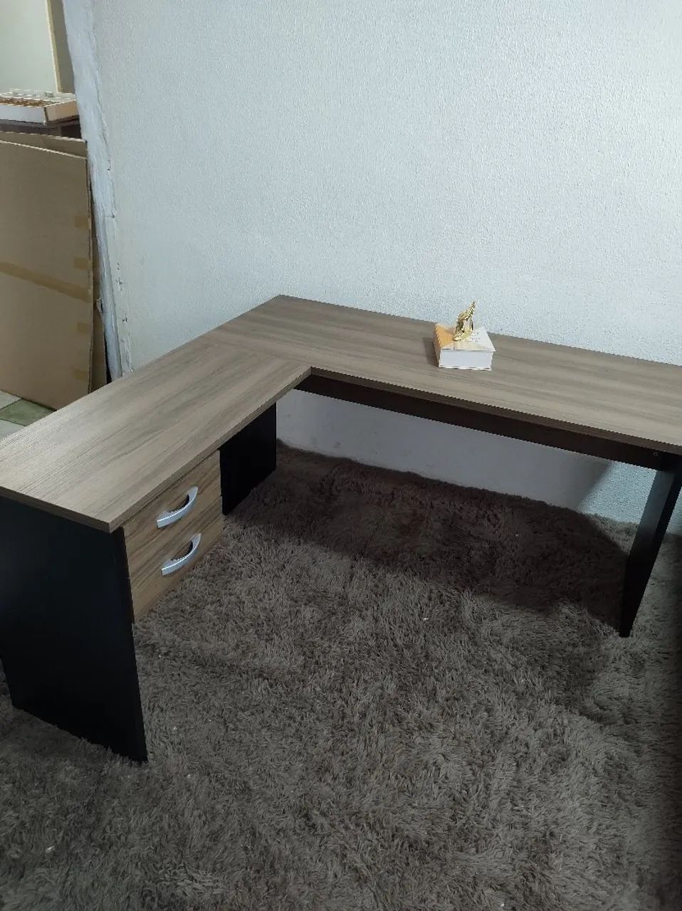 Mesa de escritório em L com gavetas - Nova 