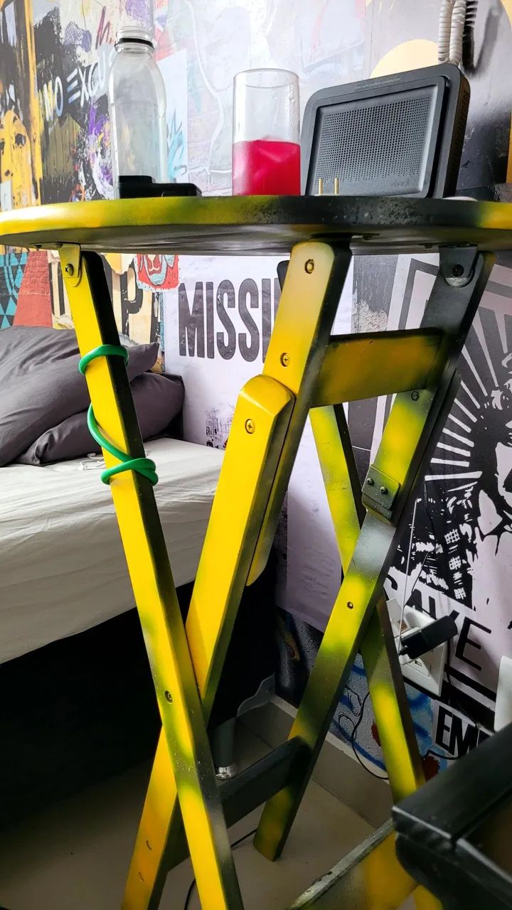 Mesa de apoio dobrável amarela e preta - Foto 3