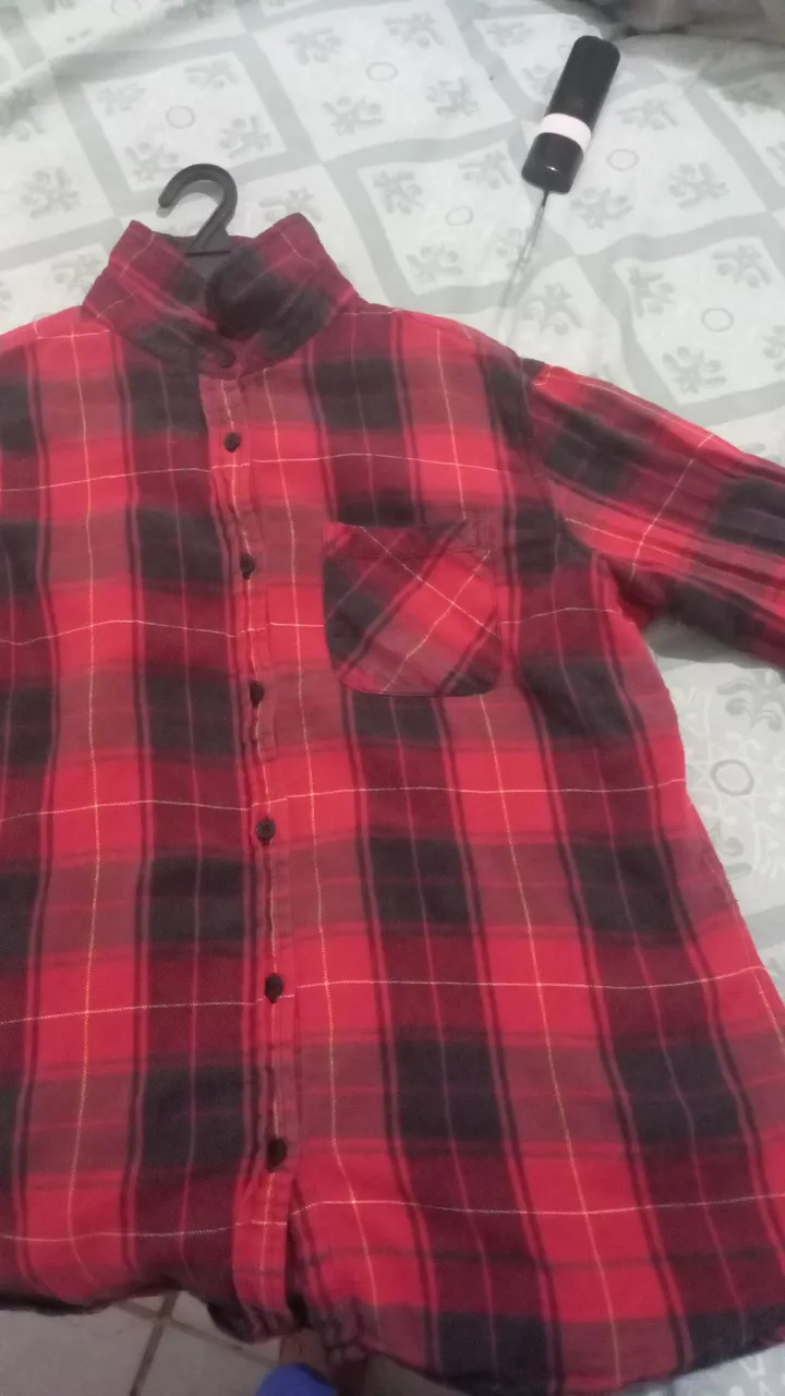 Camisa xadrez vermelha e preta
