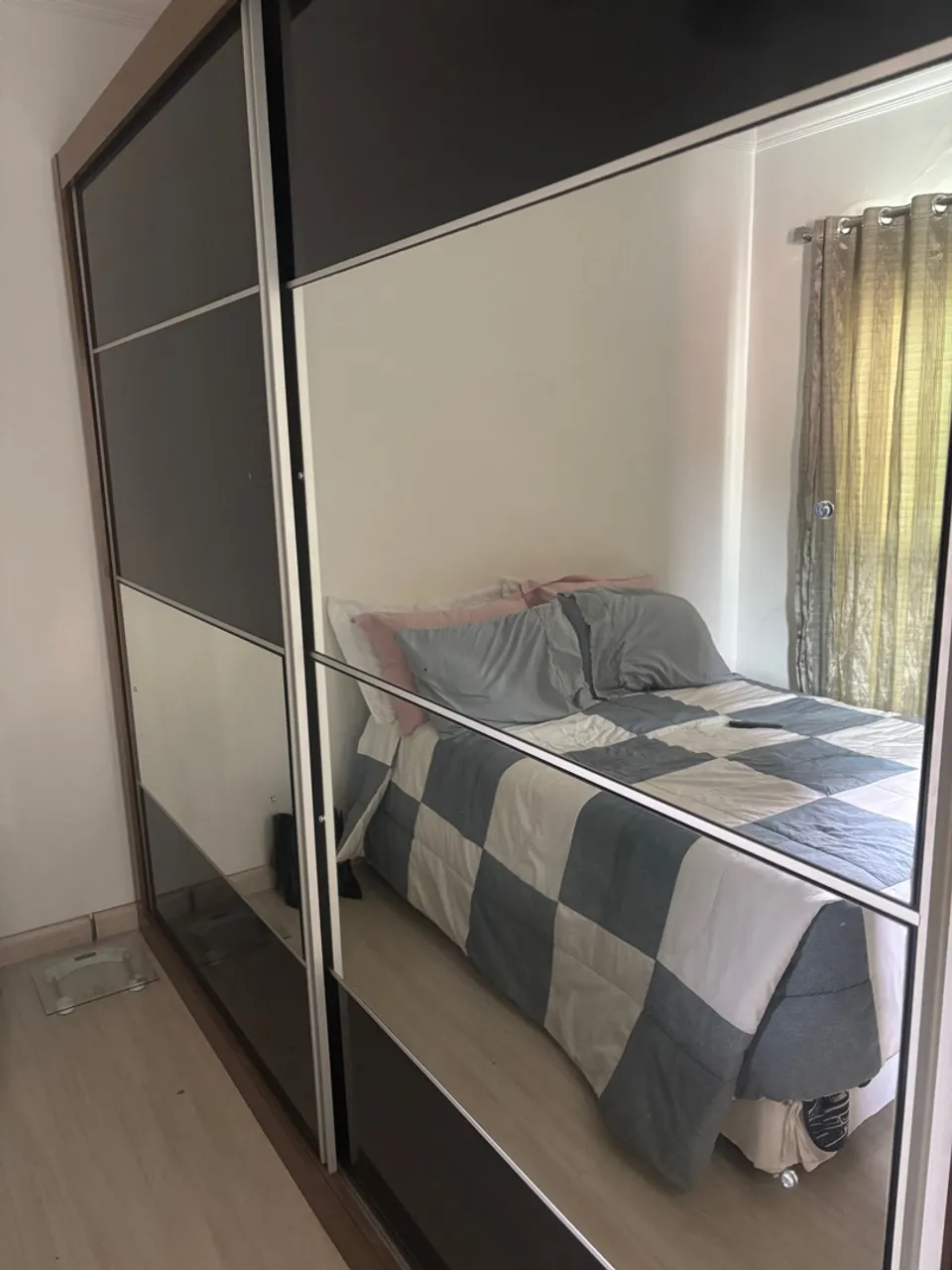 Guarda-Roupa Moderno com Espelho