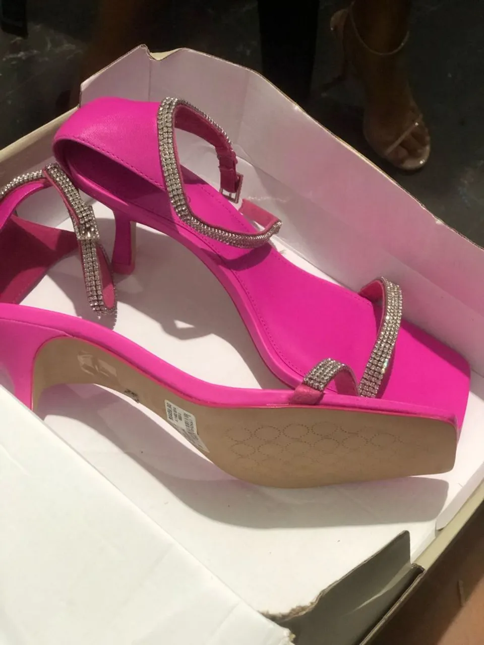 Sandália Rosa com Detalhes em Strass - Nova!