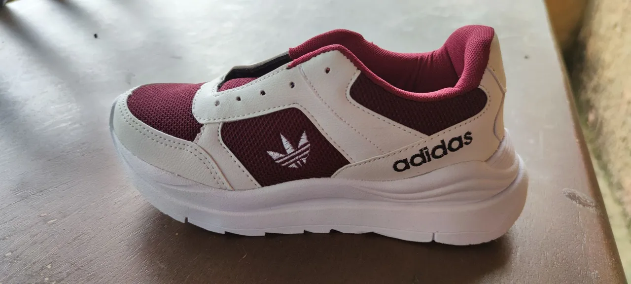 Tênis Adidas - Branco e Vermelho