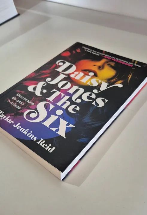 Livro Daisy Jones and The Six - Foto 2