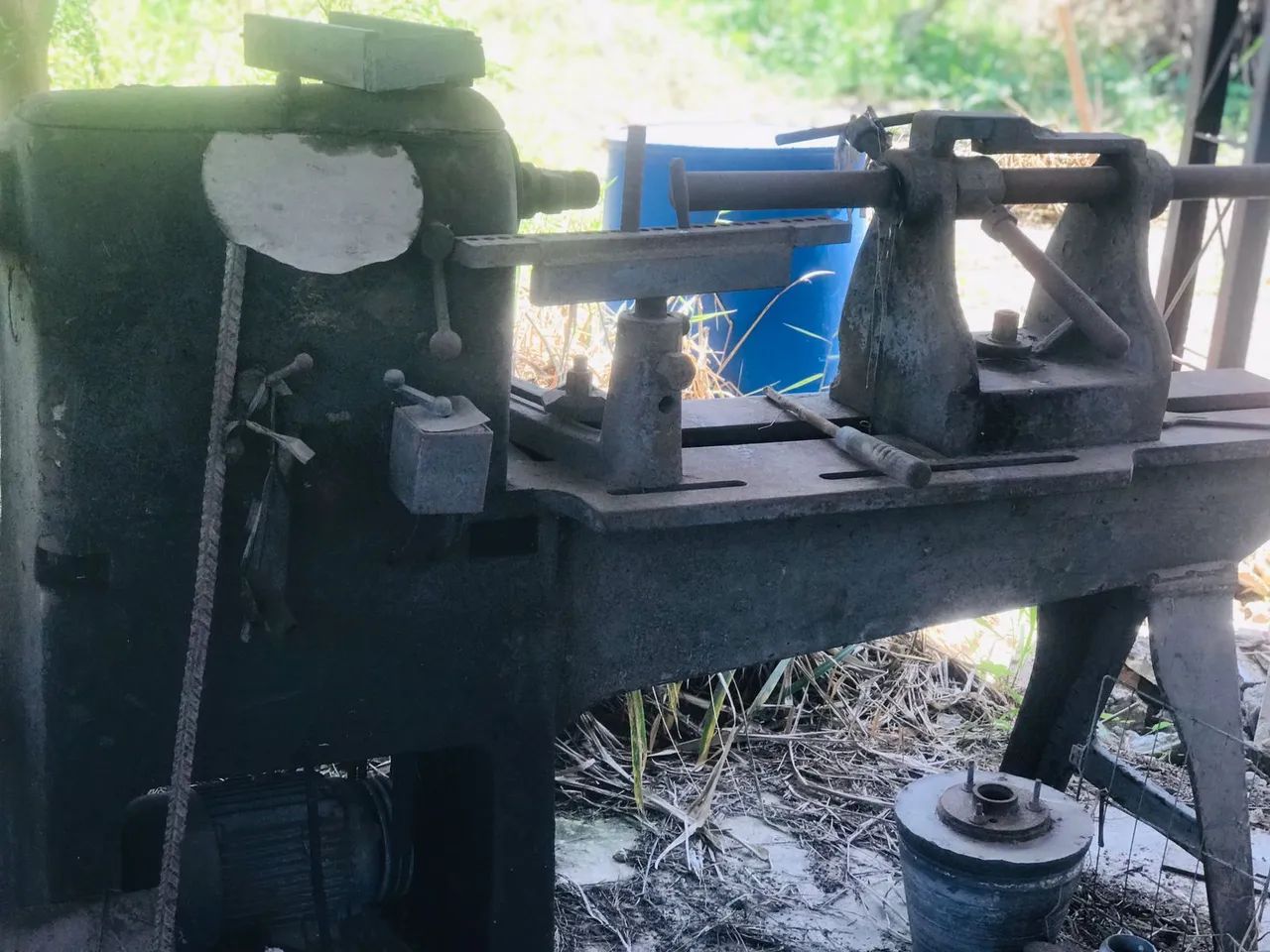 Torno de repuxo com matrizes e arrebitador