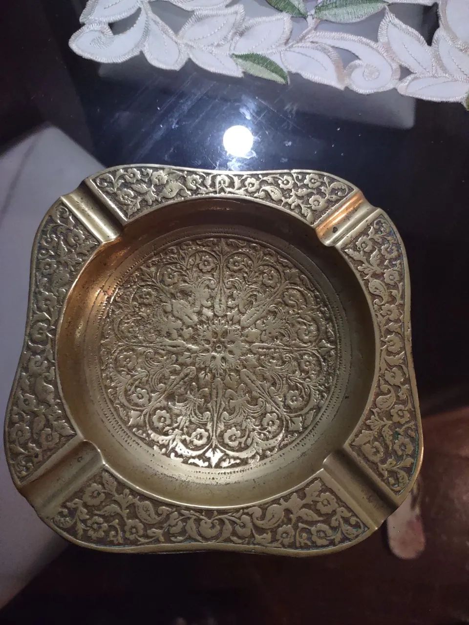 Cinzeiro de Metal com Detalhes em Relevo