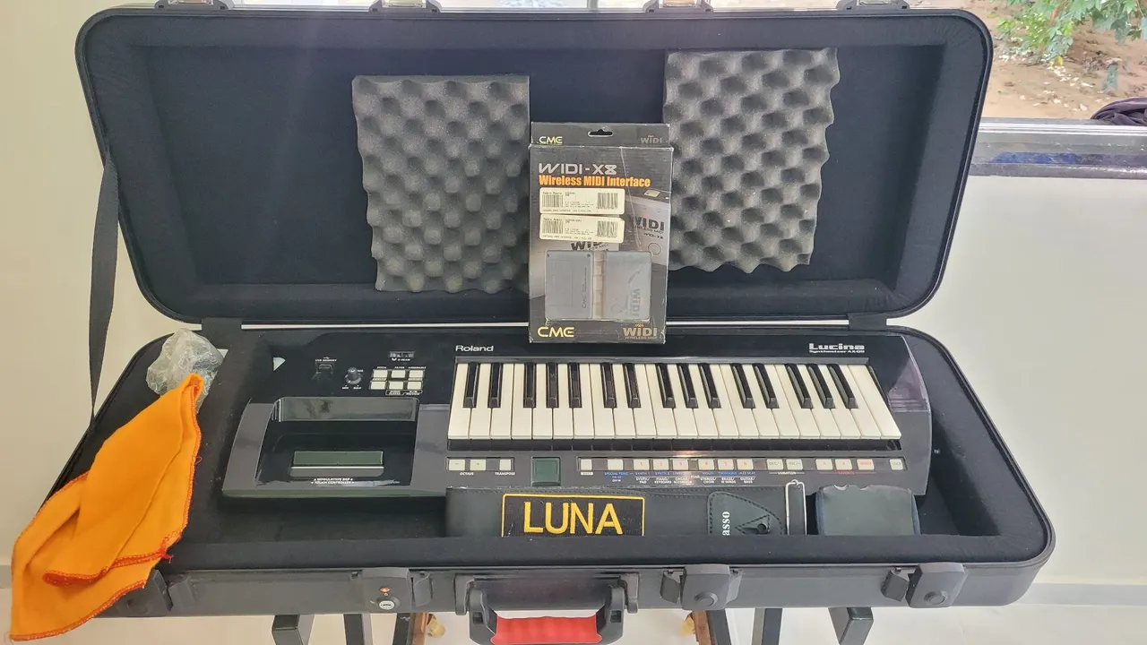 Teclado Roland Lucina AX-09 - Seminovo com Wireless MIDI