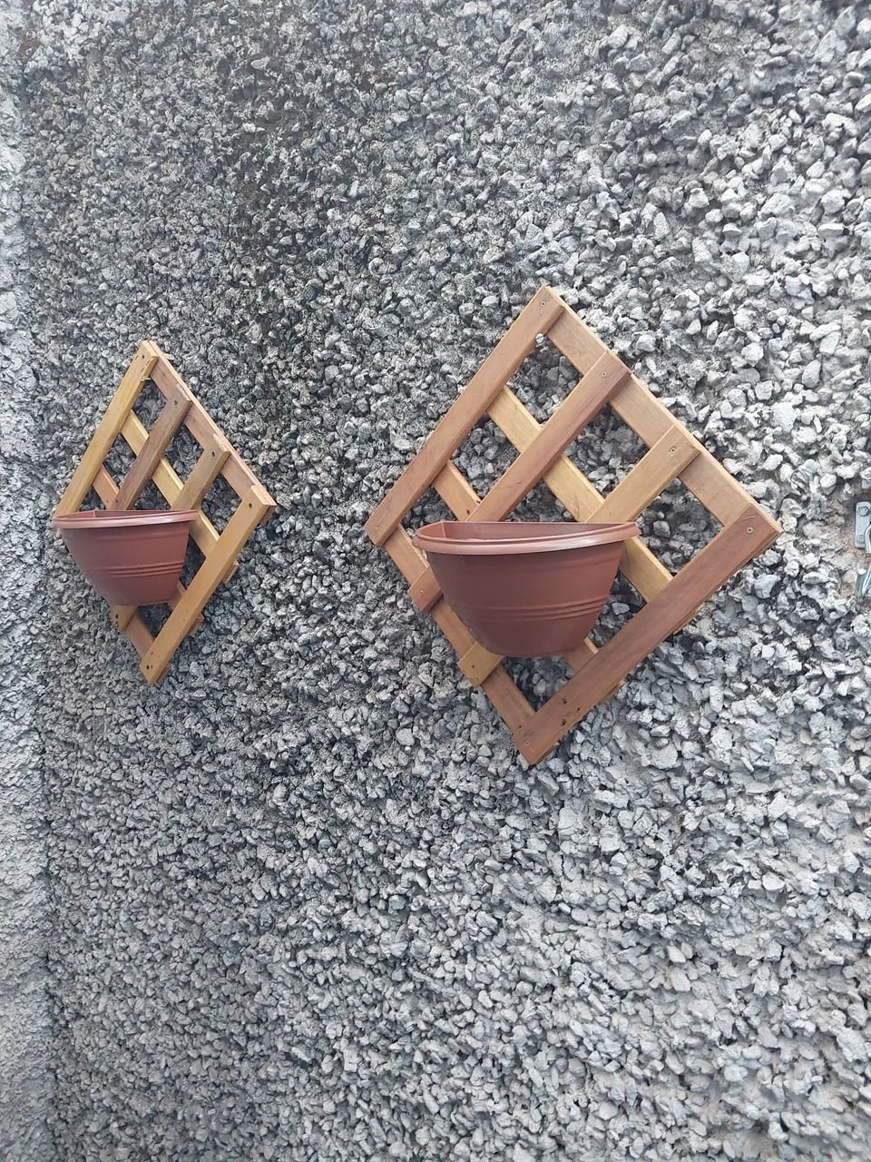 2 unidades de Floreiras losango em madeira maciça envernizadas com vasos novos