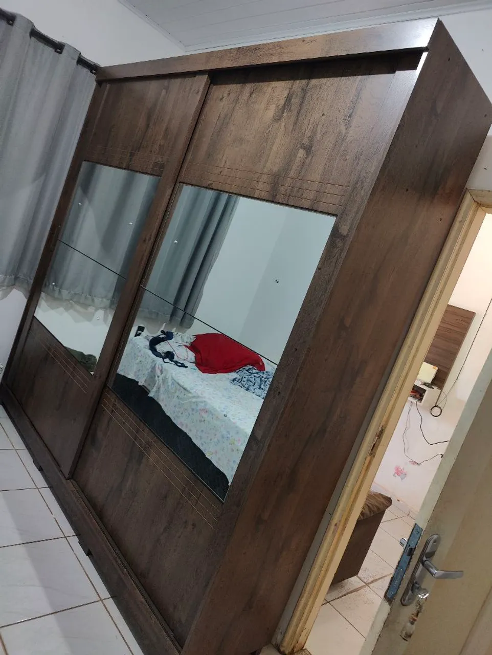 Guarda-Roupa Casal MDF 2 Portas de Correr 4 Espelhos 4 Gavetas Internas e Pés