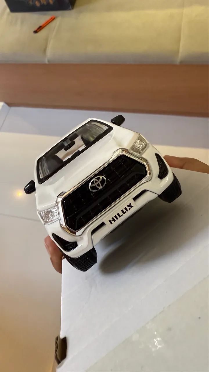 Hilux escala 1/27 em metal  - Foto 2