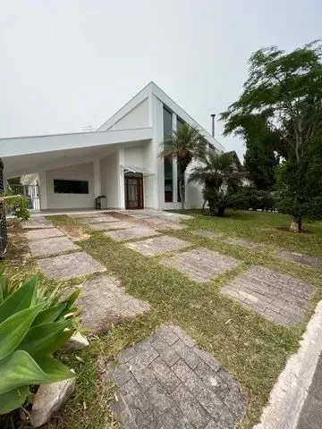 Casa de 583m² com 3 suítes, 5 banheiros e 2 vaga de garagem para locação no Morada das Est